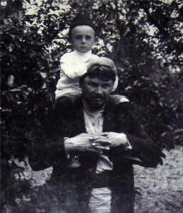 Ок. 1907 Крюков с приемным сыном Петей на плечах